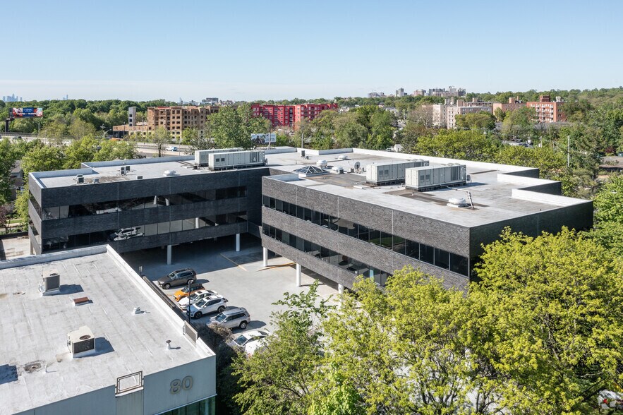 70 Grand Ave, River Edge, NJ à louer - Photo du bâtiment - Image 2 de 6