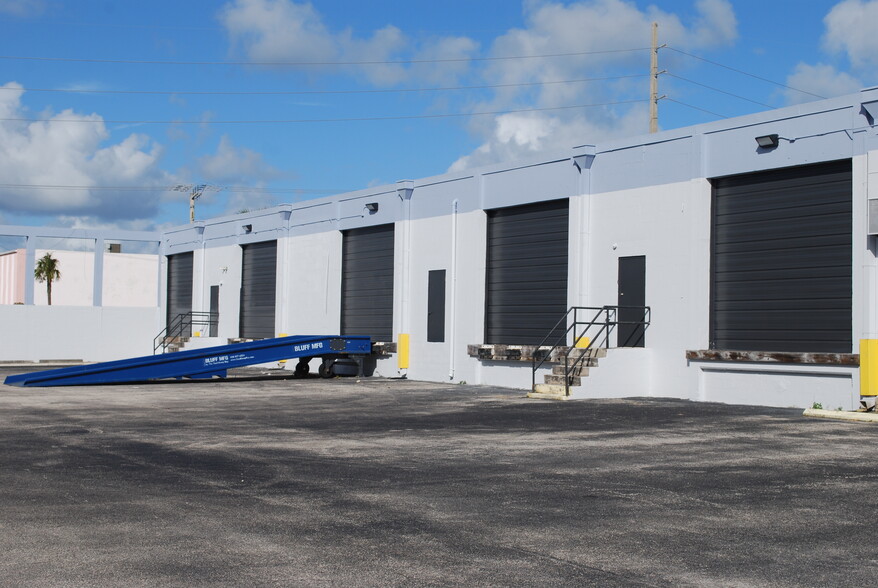 1100 25th St, West Palm Beach, FL for lease - Building Photo - Image 1 of 12