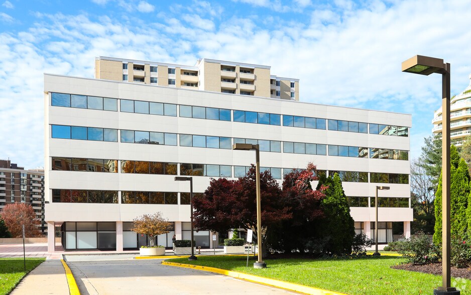 5550 Friendship Blvd, Chevy Chase, MD à louer - Photo du bâtiment - Image 2 de 8