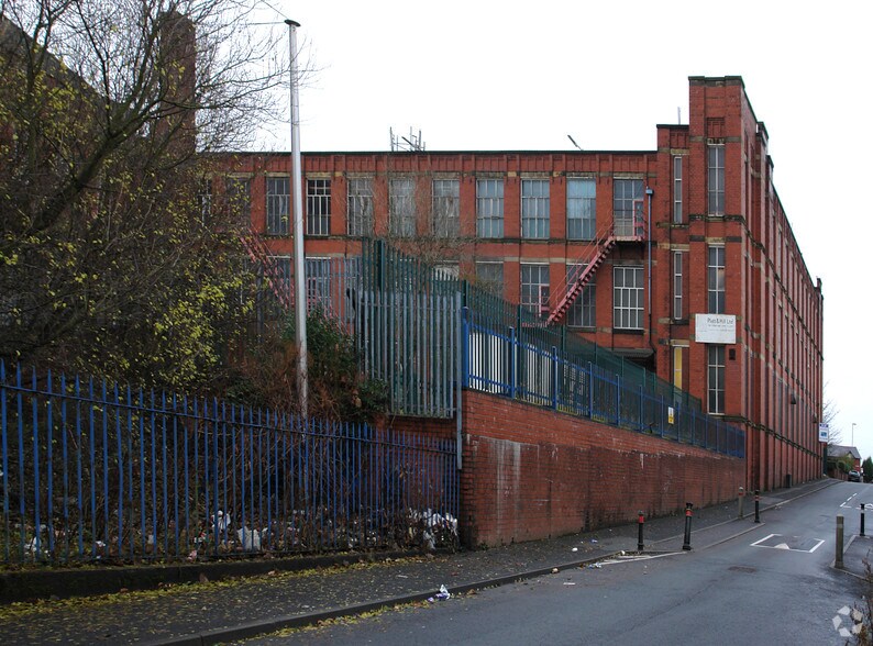 Fitton Hill Rd, Oldham à louer - Photo du b timent - Image 2 de 18