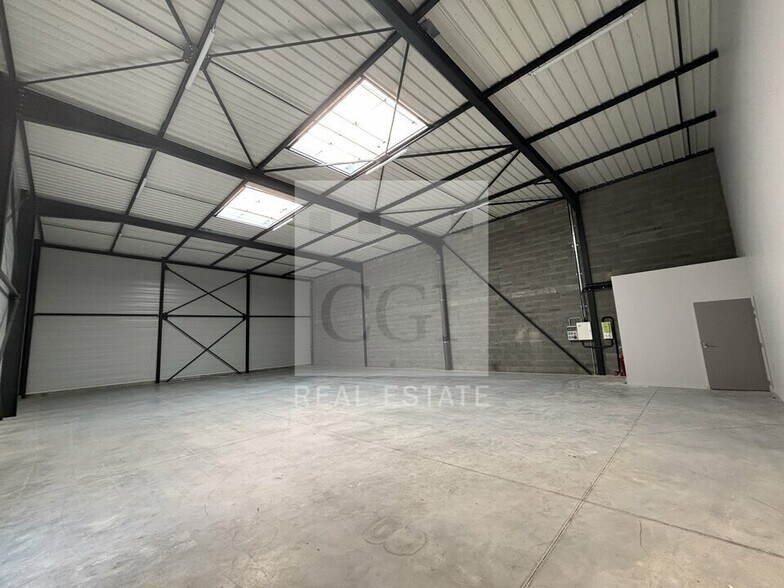 150 Bis Rue Ampère, Genay for sale - Interior Photo - Image 3 of 8