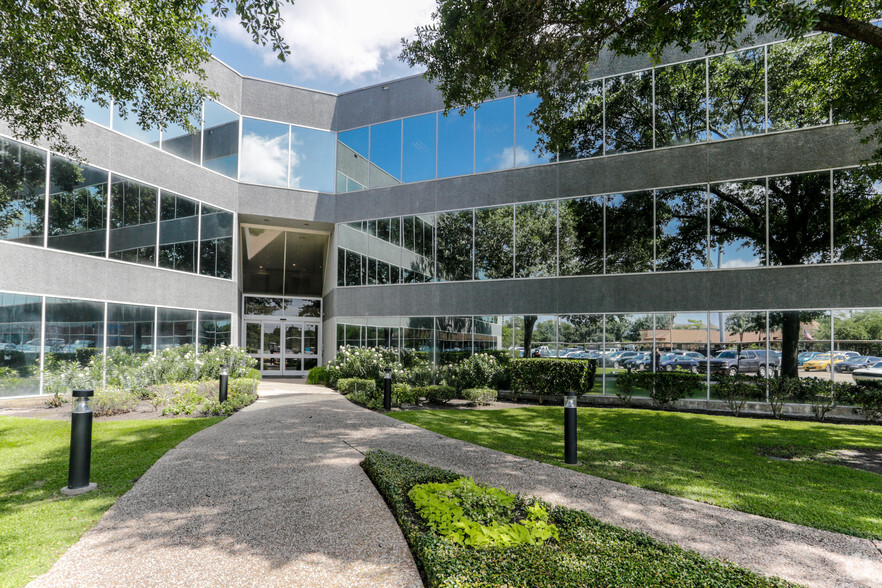 800 Wilcrest Dr, Houston, TX for lease - Building Photo - Image 1 of 10