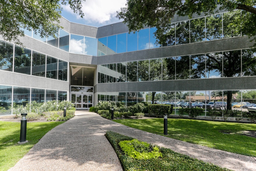 800 Wilcrest Dr, Houston, TX for lease - Primary Photo - Image 1 of 8