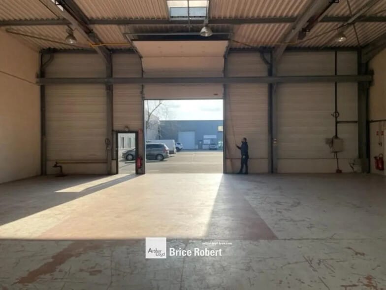25 Rue Du 35eme Regiment D'Aviation, Bron for lease - Interior Photo - Image 3 of 6
