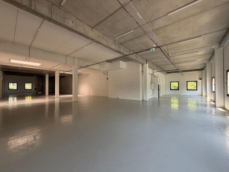 Flex in Limonest for lease - Interior Photo - Image 2 of 10