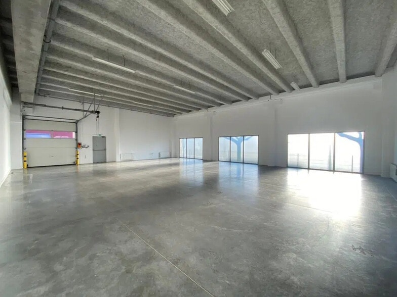 Flex in Saint-Priest for lease - Interior Photo - Image 1 of 4