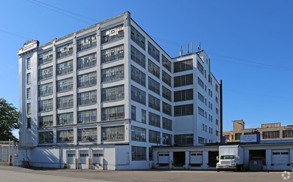 3265 Colerain Ave, Cincinnati, OH à vendre - Photo du bâtiment - Image 2 de 3