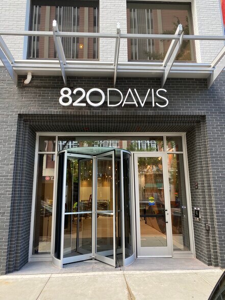 820 Davis St, Evanston, IL à louer - Photo du bâtiment - Image 3 de 5