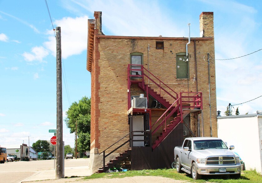 202 Broadway Ave, Culbertson, MT à vendre - Photo du bâtiment - Image 2 de 8