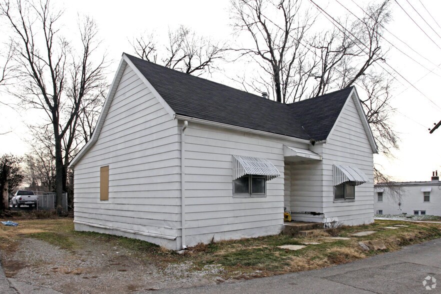 1320-1330 Hughes Place portefeuille de 3 propriétés à vendre sur LoopNet.ca - Photo principale - Image 1 de 3