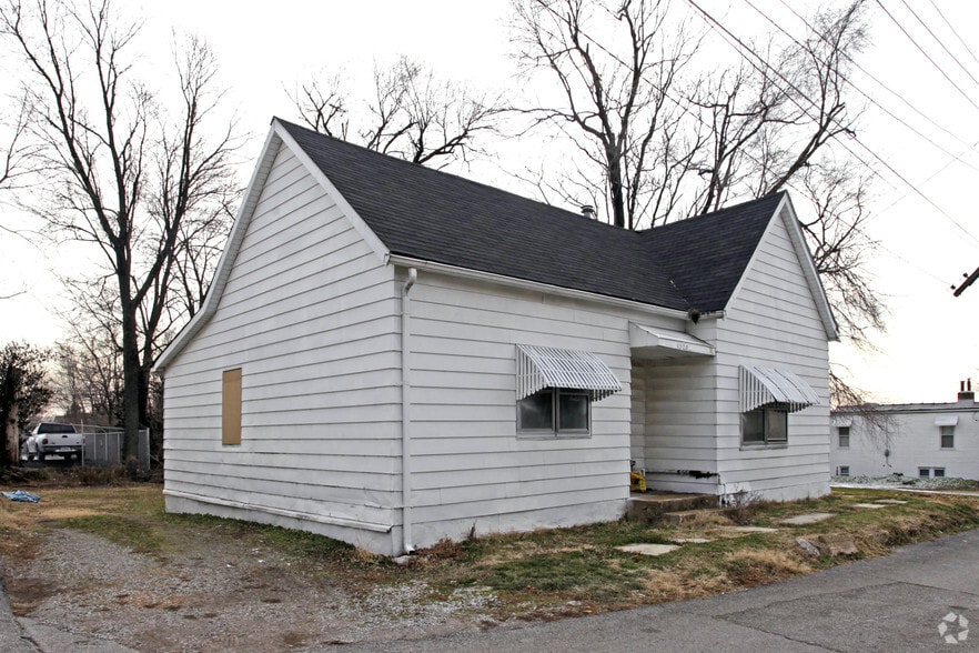 1320-1330 Hughes Place portfolio of 3 properties for sale on LoopNet.ca - Primary Photo - Image 1 of 3