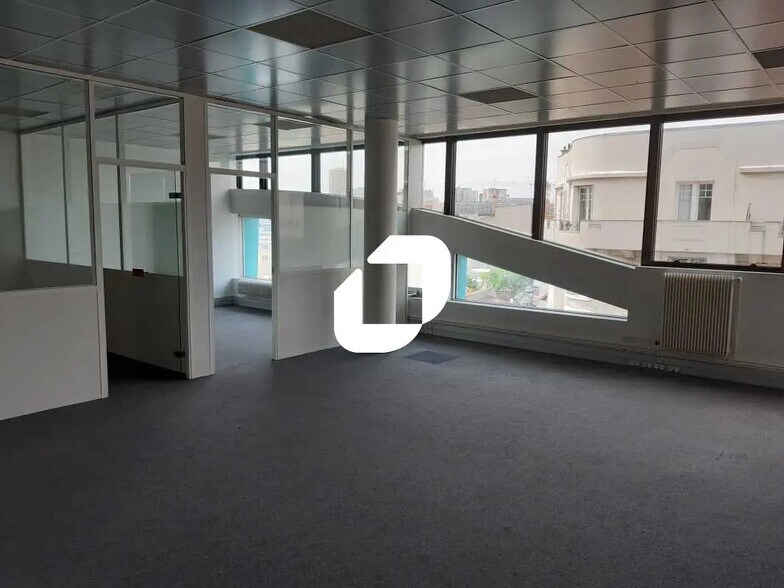 Office in Montreuil for lease - Interior Photo - Image 1 of 10
