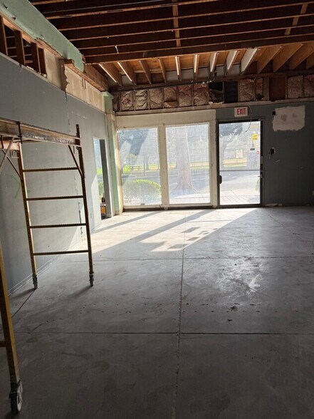 205-215 W 1st St, Tustin, CA à louer - Photo du bâtiment - Image 3 de 5