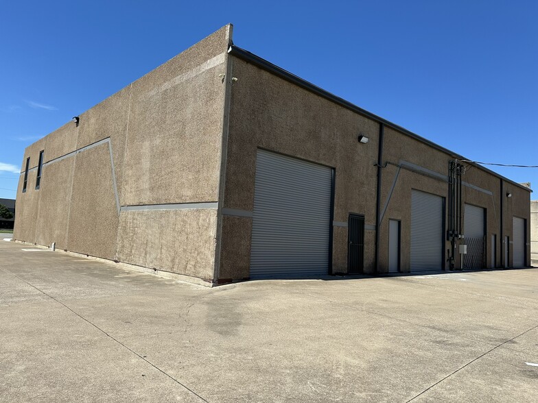 2604 W Marshall Dr, Grand Prairie, TX for lease - Building Photo - Image 2 of 5