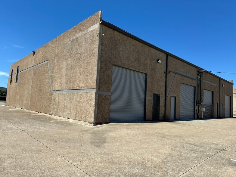 2604 W Marshall Dr, Grand Prairie, TX à louer - Photo du bâtiment - Image 2 de 5