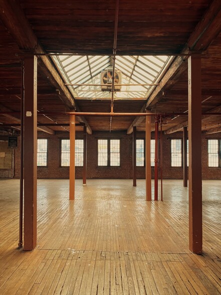 44-01 11th St, Long Island City, NY for lease - Interior Photo - Image 2 of 6