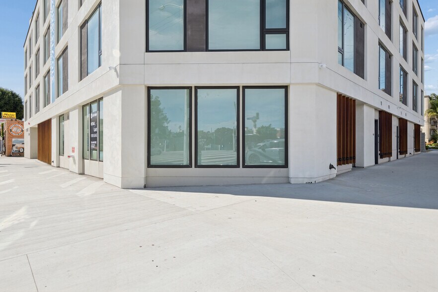 11701 Santa Monica Blvd, Los Angeles, CA à louer - Photo du bâtiment - Image 3 de 17