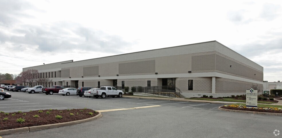 825 Greenbrier Cir, Chesapeake, VA à louer - Photo du bâtiment - Image 3 de 17