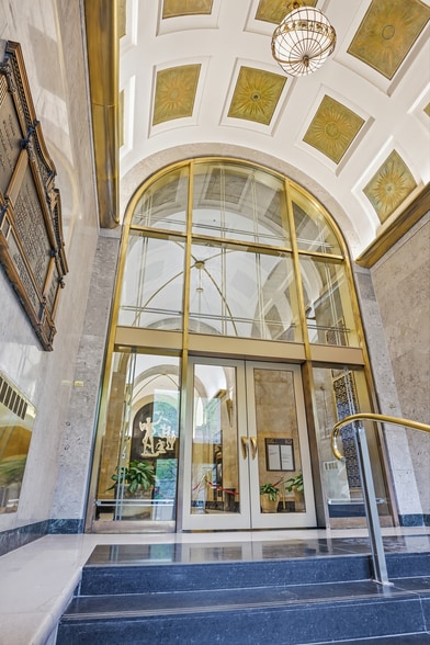 1050 Côte du Beaver Hall, Montréal, QC à louer - Photo du bâtiment - Image 3 de 9