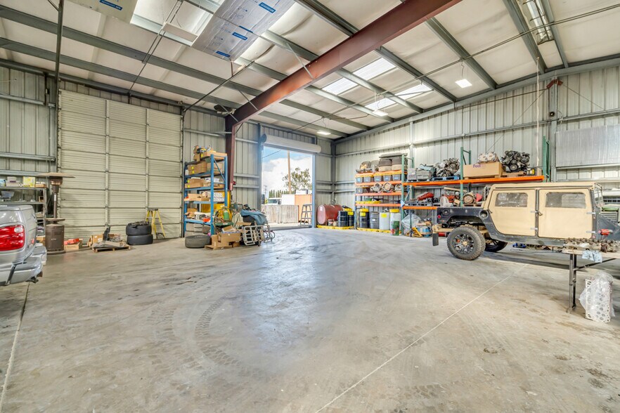 25533 CA-99 Hwy, Acampo, CA à vendre - Photo intérieure - Image 2 de 40