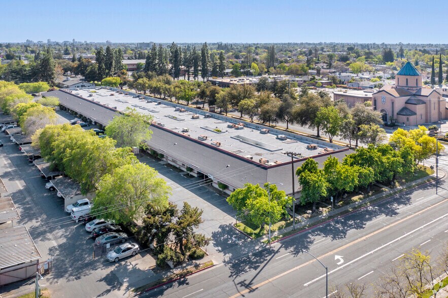 3710-3798 N 1st St, Fresno, CA à louer - Photo du bâtiment - Image 2 de 5