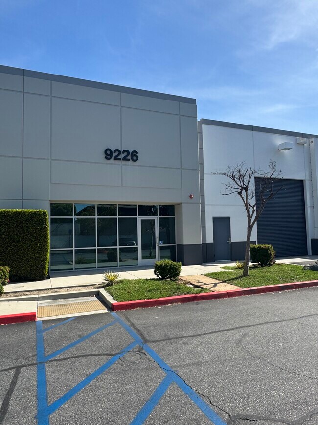 Plus de détails pour 9220-9268 1/2 Hall Rd, Downey, CA - Industriel à louer