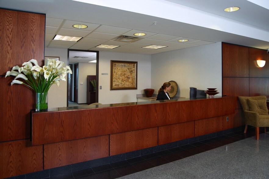 200 E Big Beaver Rd, Troy, MI à louer - Photo du bâtiment - Image 3 de 20