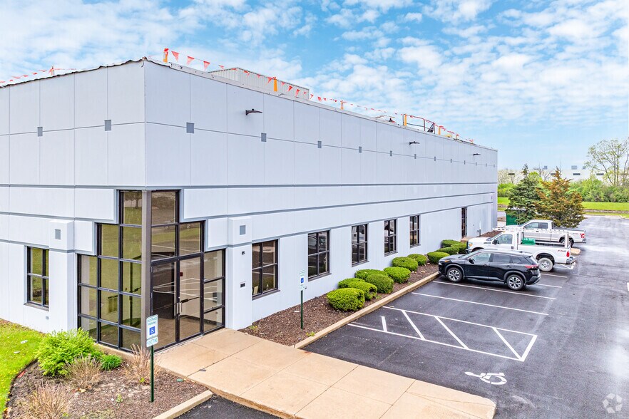 2250 White Oak Cir, Aurora, IL for lease - Building Photo - Image 1 of 5