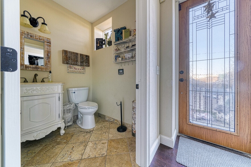 1234 Manitoba Ave, South Milwaukee, WI for sale - Interior Photo - Image 3 of 15