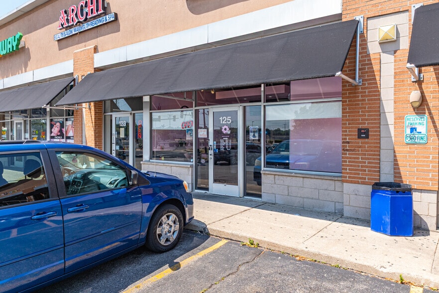 121-131 Collins St, Joliet, IL for lease - Building Photo - Image 3 of 4