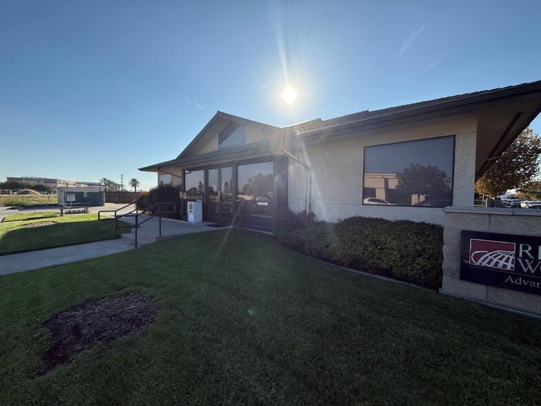 1413 Bailey Dr, Hanford, CA for lease - Building Photo - Image 2 of 17