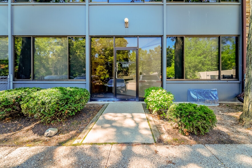 2219 Packard St, Ann Arbor, MI for sale - Primary Photo - Image 1 of 37