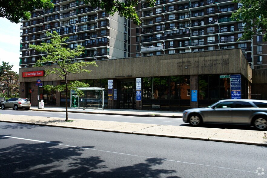 150-28 Union Tpke, Flushing, NY à louer - Photo du bâtiment - Image 2 de 4