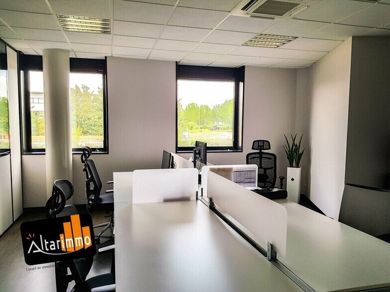 Office in Chartres for lease - Building Photo - Image 3 of 4