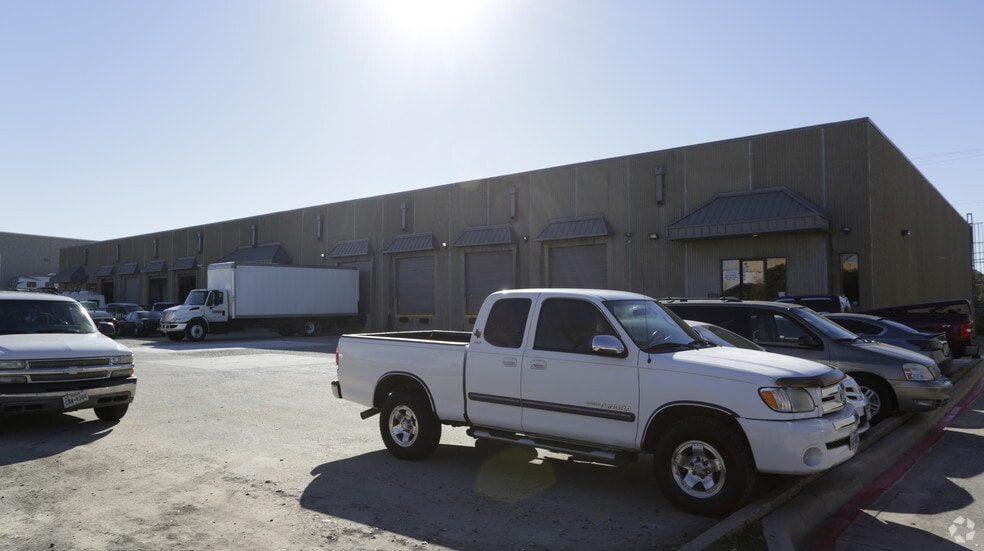 3208-3214 Skylane Dr, Carrollton, TX for lease - Building Photo - Image 1 of 12