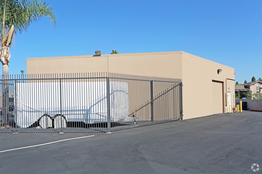 1050 W Katella Ave, Orange, CA for lease - Building Photo - Image 3 of 6