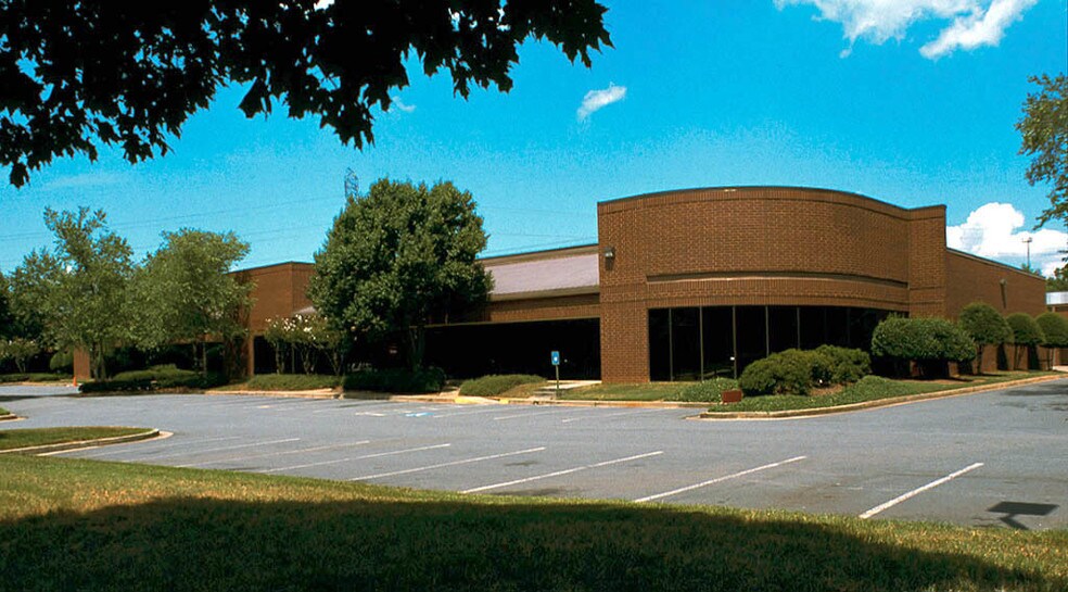 6621 Bay Cir, Peachtree Corners, GA for lease - Building Photo - Image 3 of 8