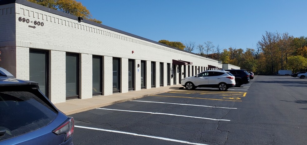 710 E Ogden Ave, Naperville, IL à louer - Photo du bâtiment - Image 2 de 7