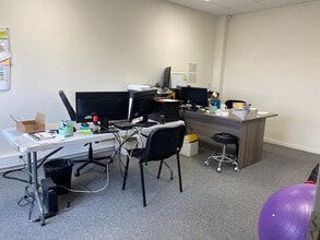 Flex dans Saint-Priest à louer Photo du bâtiment- Image 1 de 2