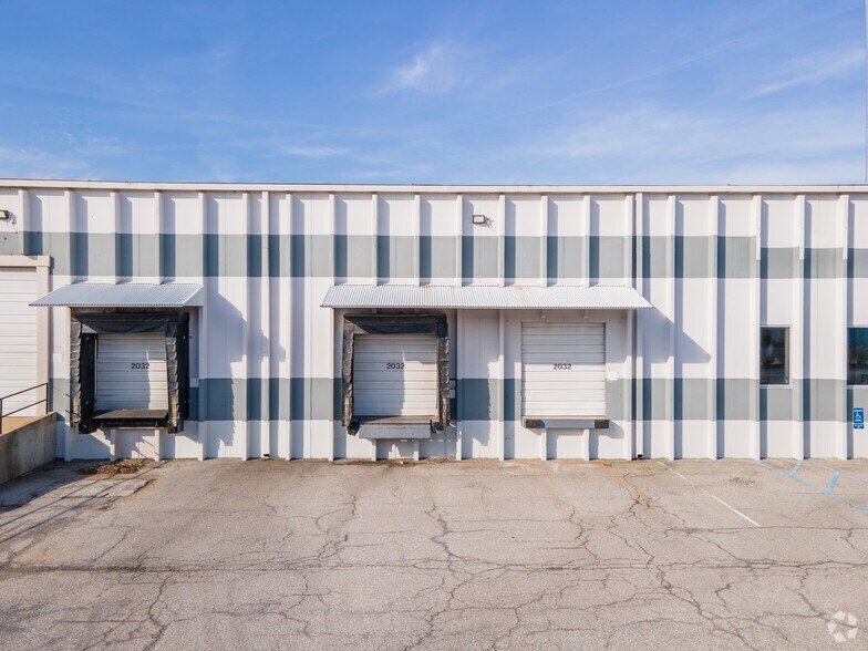 2030-2032 Corporate 44 Dr, Fenton, MO à louer - Photo du bâtiment - Image 2 de 9