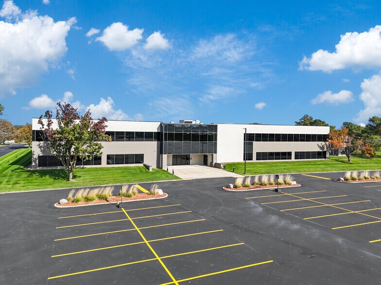 4900 University Ave, West Des Moines, IA à louer - Photo du bâtiment - Image 1 de 24