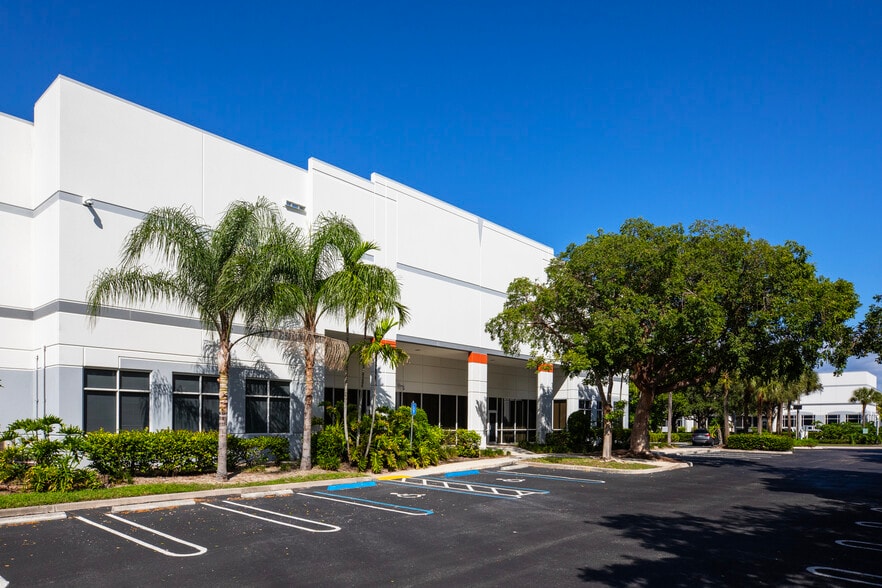 2004-2044 NW 25th Ave, Pompano Beach, FL for lease - Interior Photo - Image 2 of 11