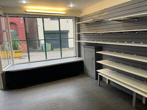 9 Sagar St, Castleford for lease Interior Photo- Image 2 of 2