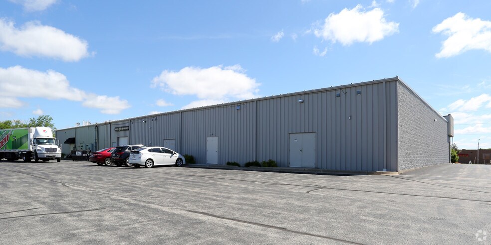 405-421 N Casaloma Dr, Appleton, WI for lease - Building Photo - Image 2 of 13