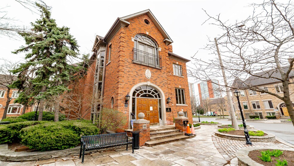 4284 Village Centre Crt, Mississauga, ON à vendre - Photo du bâtiment - Image 2 de 9