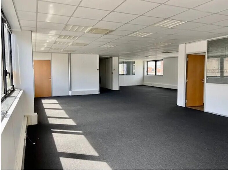 Office in Boulogne-Billancourt for lease - Building Photo - Image 2 of 9