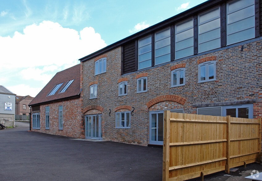 The Broadway, Newbury for lease - Building Photo - Image 3 of 12