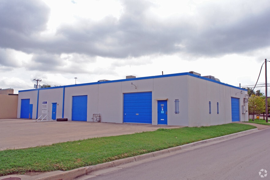 2213-2221 W Broadway St, Fort Worth, TX for lease - Building Photo - Image 1 of 4