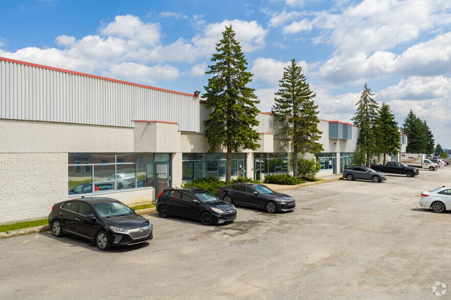 1275-1327 Rue Bergar, Laval, QC à louer - Photo du bâtiment - Image 2 de 6