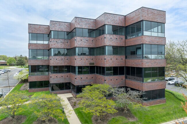 Plus de détails pour 1660 Feehanville Dr, Mount Prospect, IL - Bureau à vendre